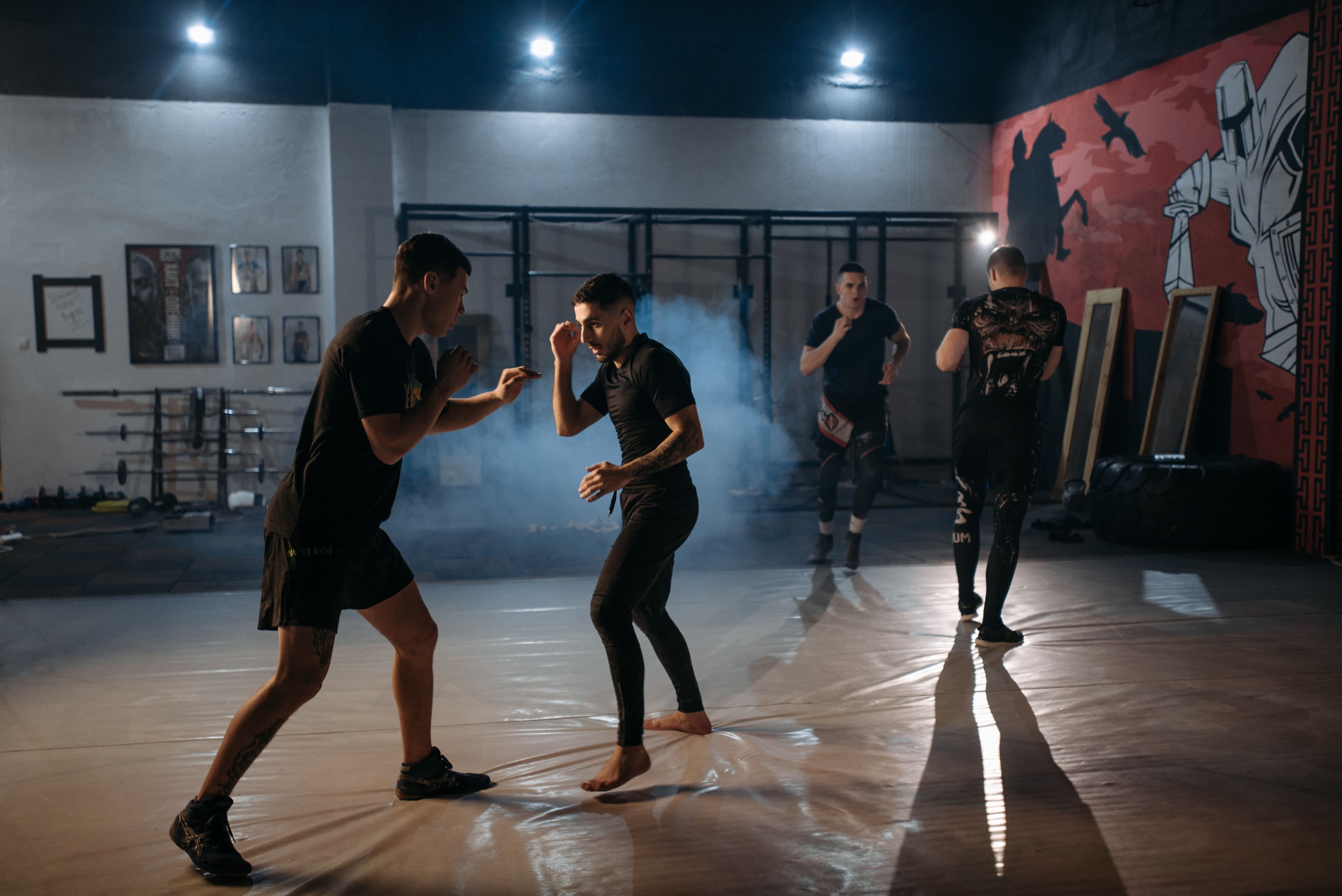 Mehrere Trainingspaare üben gemeinsam in einer Trainingshalle.